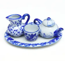 Taza, cuenco y jarra de cerámica del mismo esmalte