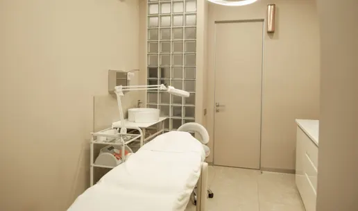 Sala de tratamiento de la clínica, vacía y con luz natural