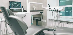 Detalle del sillón dental, con el cabezal y el brazo del foco